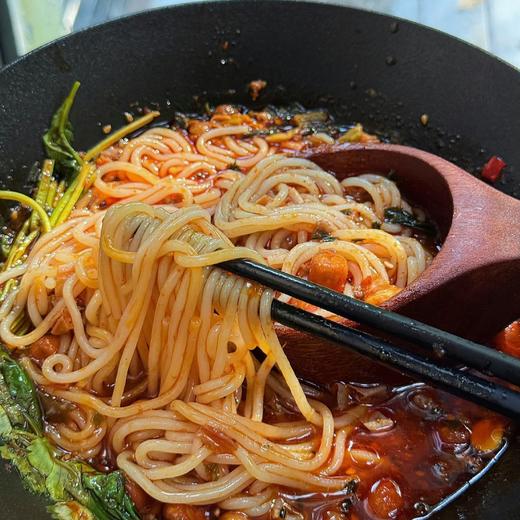 【斌哥优选】贵州肉酱酸汤米线。70g红酸汤，50g肉酱，冷水直接煮，正宗贵州味道。吃完还可以涮，太鲜啦。 商品图0