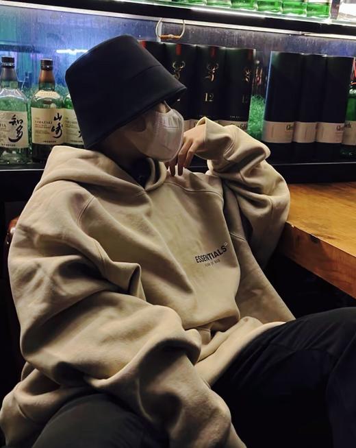 点此购买 Fog复线essentials男女款高街胸前手臂字母反光连帽卫衣 ks 337290 商品图2