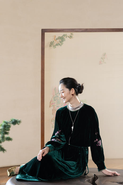 牧衣游原创 丝绒手工刺绣连衣裙新款宽松气质圆领中式长裙 月谣 商品图5