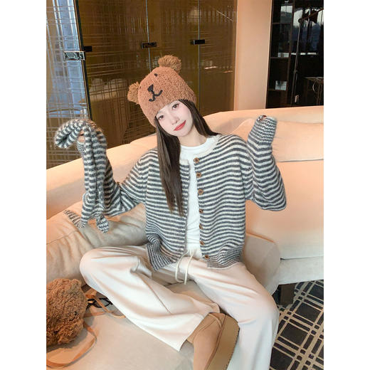 【169元任选2件】现货！条纹带围巾系扣毛衣开衫 商品图4