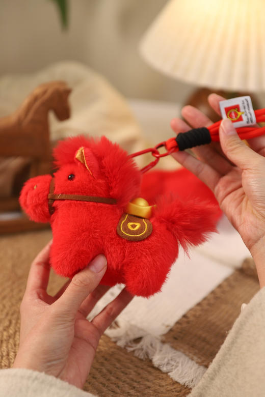 优选丨【 新年双节特惠 明星同款九华山 】小马毛绒挂件 包包钥匙扣手机车上挂件 下单送龙虾扣 商品图5