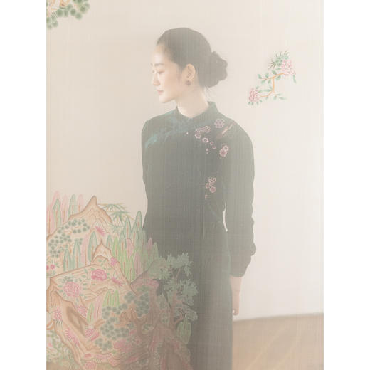 牧衣游原创 丝绒手工刺绣连衣裙新款复古东方气质中式长裙 月挽山 商品图1