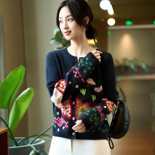 预售「自」全新升级【铂金会员367/天猫489/差价122】(14813)洛诗琳重工刺绣花朵羊毛上衣2025秋冬气质加厚圆领针织开衫 商品图1