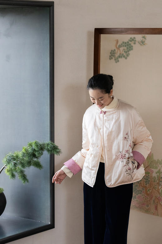 牧衣游原创 丝棉手工刺绣95级高蓬松红嘴雁绒短羽绒服冬保暖 杏礼 商品图5