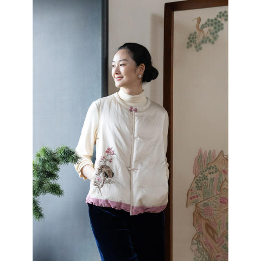 牧衣游原创 丝棉手工刺绣95级高蓬松红嘴雁绒短羽绒马夹冬季 哩舍 商品图3