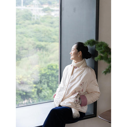 牧衣游原创 丝棉手工刺绣95级高蓬松红嘴雁绒短羽绒服冬保暖 杏礼 商品图1