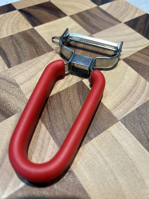 72小时内发货【戴德不锈钢Y型削皮刀】削皮薄如蝉翼，超市里普通铁刀头都要20多，不锈钢更是六七十起步。而这把18/10不锈钢+TPE手柄，颜值更高手感更好、耐用度更强。净重0.06kg毛重0.08kg 商品图12