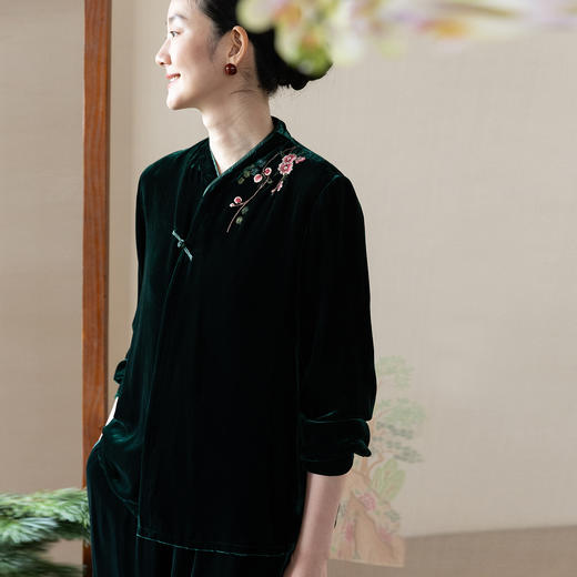 牧衣游原创 丝绒手工刺绣短外套绿色百搭简约复古新中式开衫 奈苼 商品图0