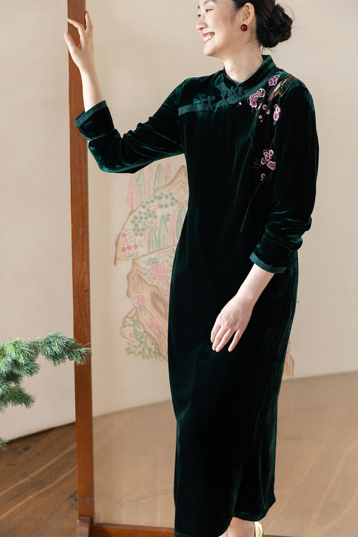 牧衣游原创 丝绒手工刺绣连衣裙新款复古东方气质中式长裙 月挽山 商品图5