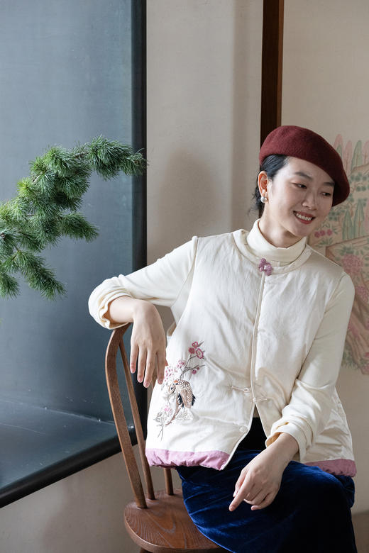 牧衣游原创 丝棉手工刺绣95级高蓬松红嘴雁绒短羽绒马夹冬季 哩舍 商品图5