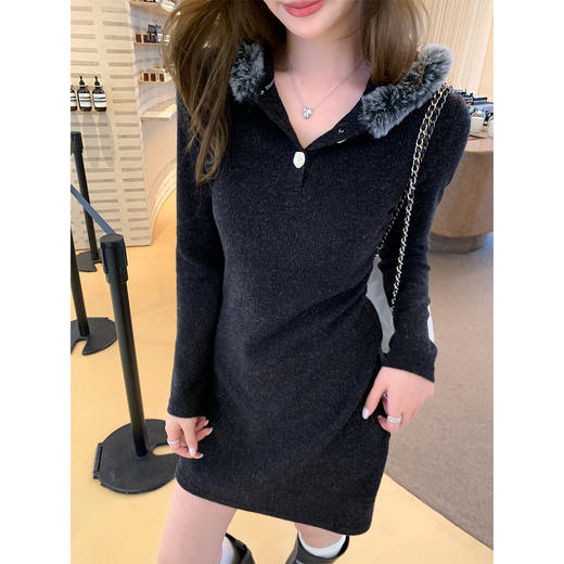 <曾小咸推荐> 现货秒杀！微信超特价！黑灰色帽子带毛领连衣短裙 日常209.99 立减110 秒杀99.99！ 商品图1