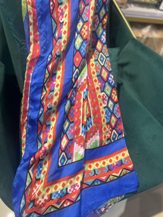 【纯积分换购】进口桑蚕丝丝巾/扎染围巾-款式随机- 商品图0