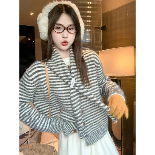 【169元任选2件】现货！条纹带围巾系扣毛衣开衫 商品图2