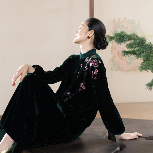 牧衣游原创 丝绒手工刺绣连衣裙女新款宽松绿色东方气质长裙 洛泱 商品图0