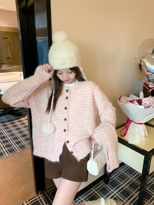 【169元任选2件】现货！条纹带围巾系扣毛衣开衫 商品图11