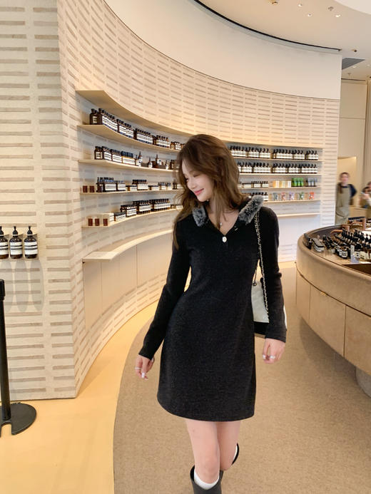 <曾小咸推荐> 现货秒杀！微信超特价！黑灰色帽子带毛领连衣短裙 日常209.99 立减110 秒杀99.99！ 商品图7