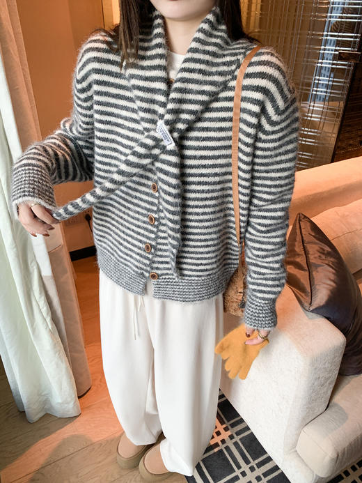 【169元任选2件】现货！条纹带围巾系扣毛衣开衫 商品图6
