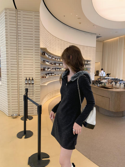 <曾小咸推荐> 现货秒杀！微信超特价！黑灰色帽子带毛领连衣短裙 日常209.99 立减110 秒杀99.99！ 商品图12