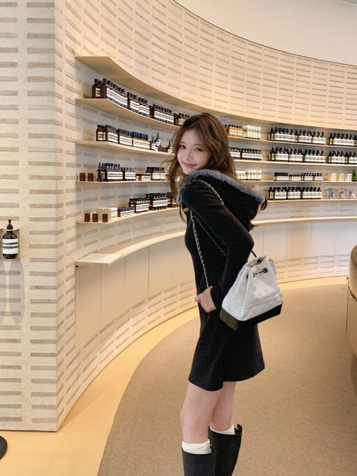 <曾小咸推荐> 现货秒杀！微信超特价！黑灰色帽子带毛领连衣短裙 日常209.99 立减110 秒杀99.99！ 商品图8