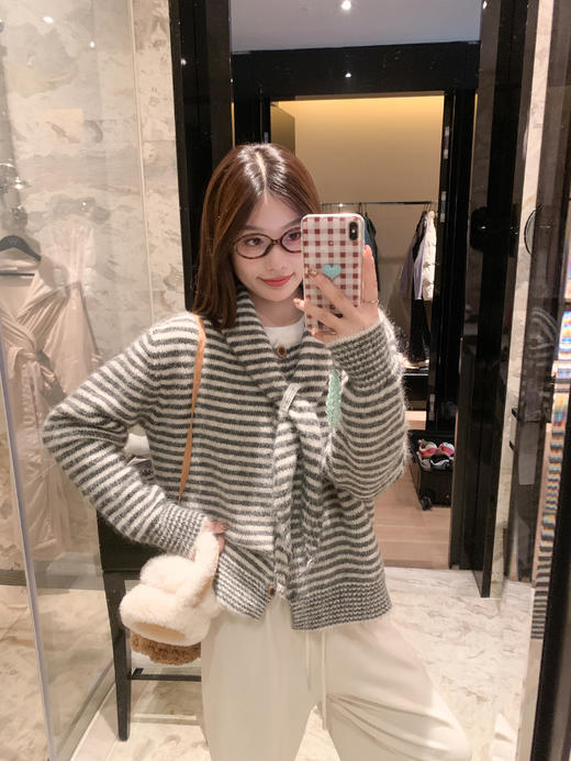 【169元任选2件】现货！条纹带围巾系扣毛衣开衫 商品图9