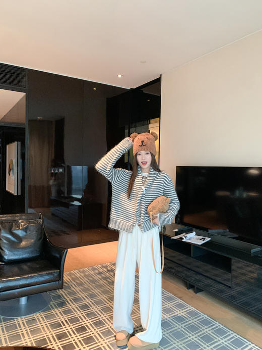 【169元任选2件】现货！条纹带围巾系扣毛衣开衫 商品图8