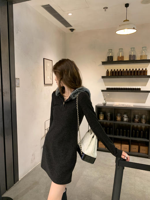 <曾小咸推荐> 现货秒杀！微信超特价！黑灰色帽子带毛领连衣短裙 日常209.99 立减110 秒杀99.99！ 商品图13