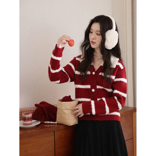 鹿向南「雪镜叠影」红杏圣诞条纹针织毛衣女秋冬正肩开衫显瘦上衣 商品图2