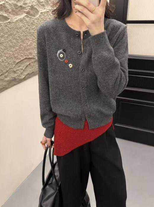 浣熊绒，比普通毛衣软和暖→系列慵懒风刺绣纽扣 设计感宽松开衫毛衣-喜出 商品图2