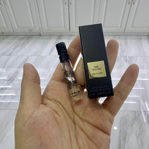 阿玛尼玉龙茶高定香水2ml 初闻是绿茶的清香 宛如清泉 再闻又纯又欲 逐渐变成沉稳木质香 商品图3
