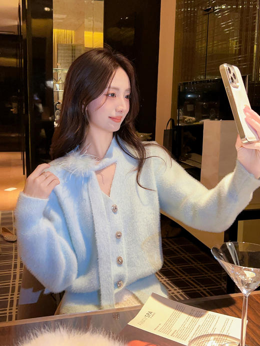 张心子【绒雪奶油】V领系带氛围感羽毛毛衣 U2512025 商品图8