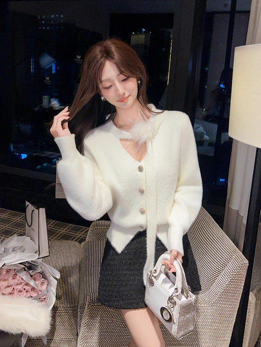 张心子【绒雪奶油】V领系带氛围感羽毛毛衣 U2512025 商品图10
