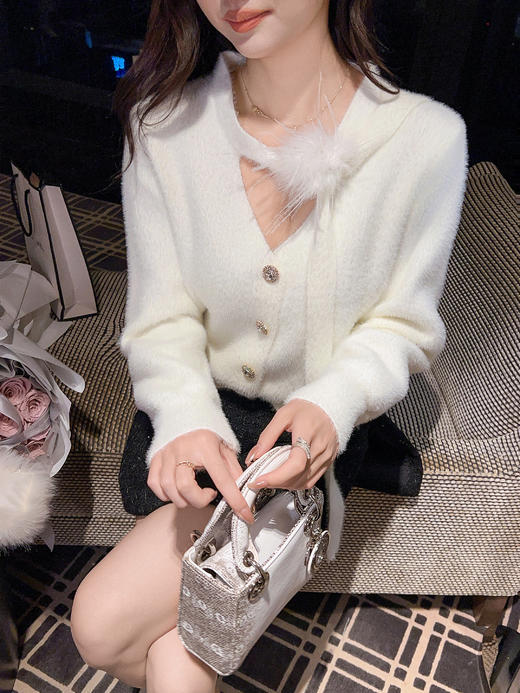 张心子【绒雪奶油】V领系带氛围感羽毛毛衣 U2512025 商品图14