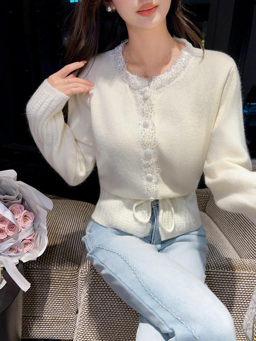 张心子【心动Miu系】圆领精致感抽绳收腰蕾丝拼接上衣 U2512003 商品图13