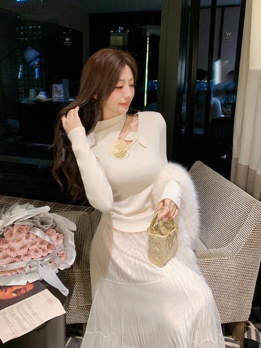 张心子【温柔可露丽】立体花温柔挂脖打底衫上衣 U2512017 商品图3