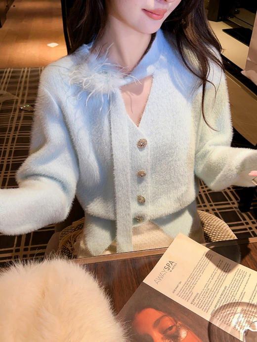 张心子【绒雪奶油】V领系带氛围感羽毛毛衣 U2512025 商品图7
