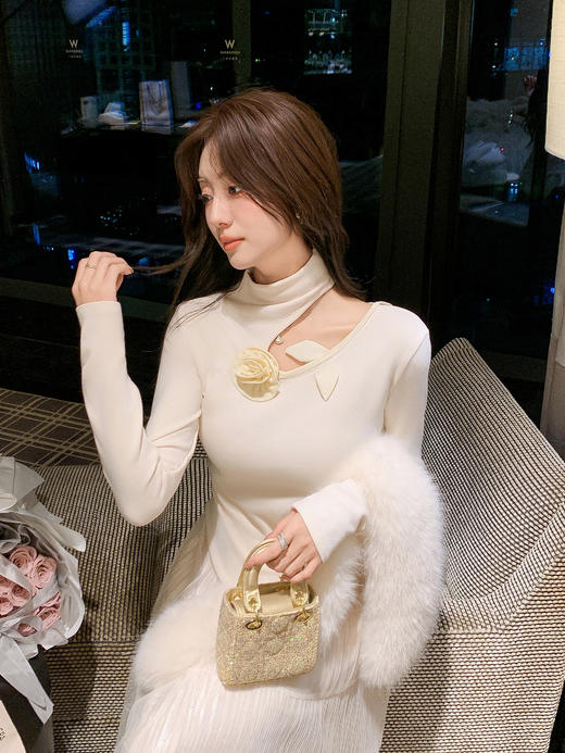 张心子【温柔可露丽】立体花温柔挂脖打底衫上衣 U2512017 商品图2