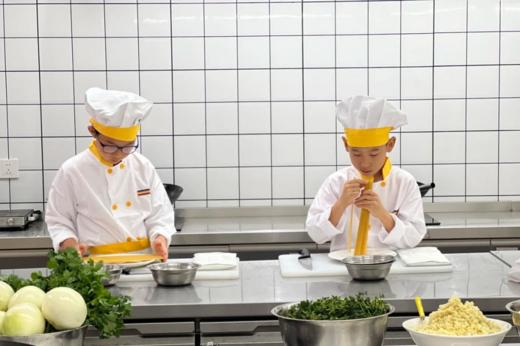 2.3-7寒假独立营【少年厨神·环球厨艺美学营】5天4夜美食营，沉浸式美食探索，化身“米其林小主厨”，解锁5国特色：中 / 泰 / 意 / 俄 / 法经典菜亲手做。 商品图4