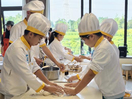 2.3-7寒假独立营【少年厨神·环球厨艺美学营】5天4夜美食营，沉浸式美食探索，化身“米其林小主厨”，解锁5国特色：中 / 泰 / 意 / 俄 / 法经典菜亲手做。 商品图6