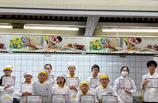 2.3-7寒假独立营【少年厨神·环球厨艺美学营】5天4夜美食营，沉浸式美食探索，化身“米其林小主厨”，解锁5国特色：中 / 泰 / 意 / 俄 / 法经典菜亲手做。 商品图2