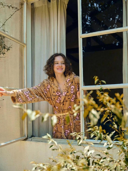 Hello Kitty法兰绒连帽睡袍 焦糖色双面绒慵懒廓形 居家办公 熬夜追剧随意一裹 暖绒绒 行走的云朵被 商品图4