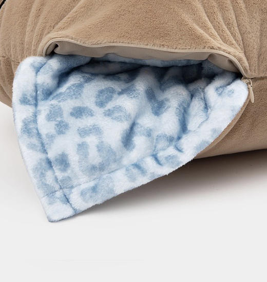 抱枕盖毯二合一！野兽家×Hello kitty联名法兰绒多功毯抱枕毯 居家办公室披肩午睡毯车载玩偶 圣诞新年礼物 商品图3