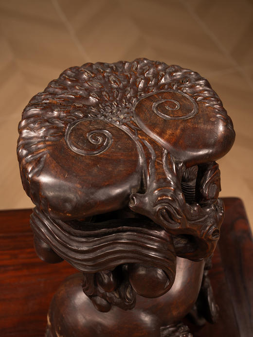 清	红木整挖瑞兽衔灵芝器座 商品图2