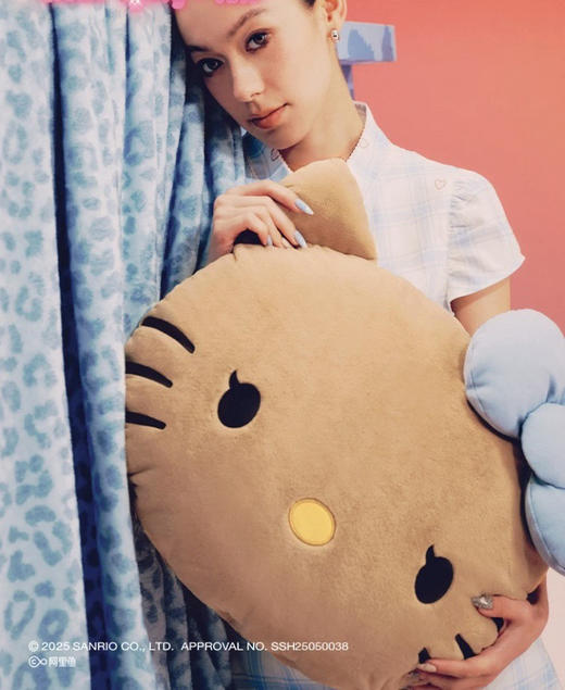 抱枕盖毯二合一！野兽家×Hello kitty联名法兰绒多功毯抱枕毯 居家办公室披肩午睡毯车载玩偶 圣诞新年礼物 商品图0