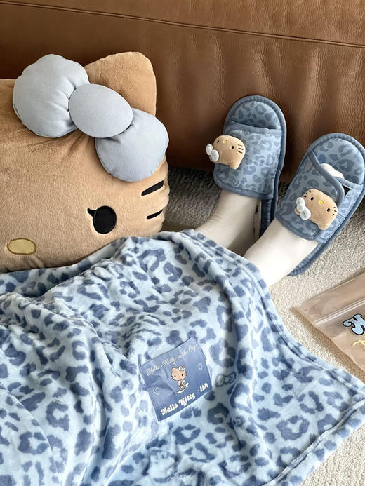 抱枕盖毯二合一！野兽家×Hello kitty联名法兰绒多功毯抱枕毯 居家办公室披肩午睡毯车载玩偶 圣诞新年礼物 商品图7