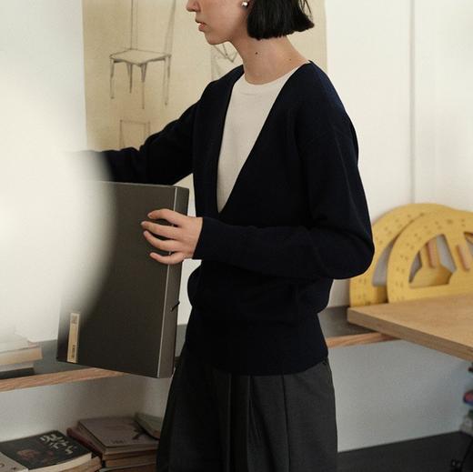 【精致美学穿搭❗️撞色假两件长袖针织衫】时髦小仙女🔥V领拼色假两件，早秋独特慵懒风高级感毛衣，长袖针织外套内搭上衣L 商品图2