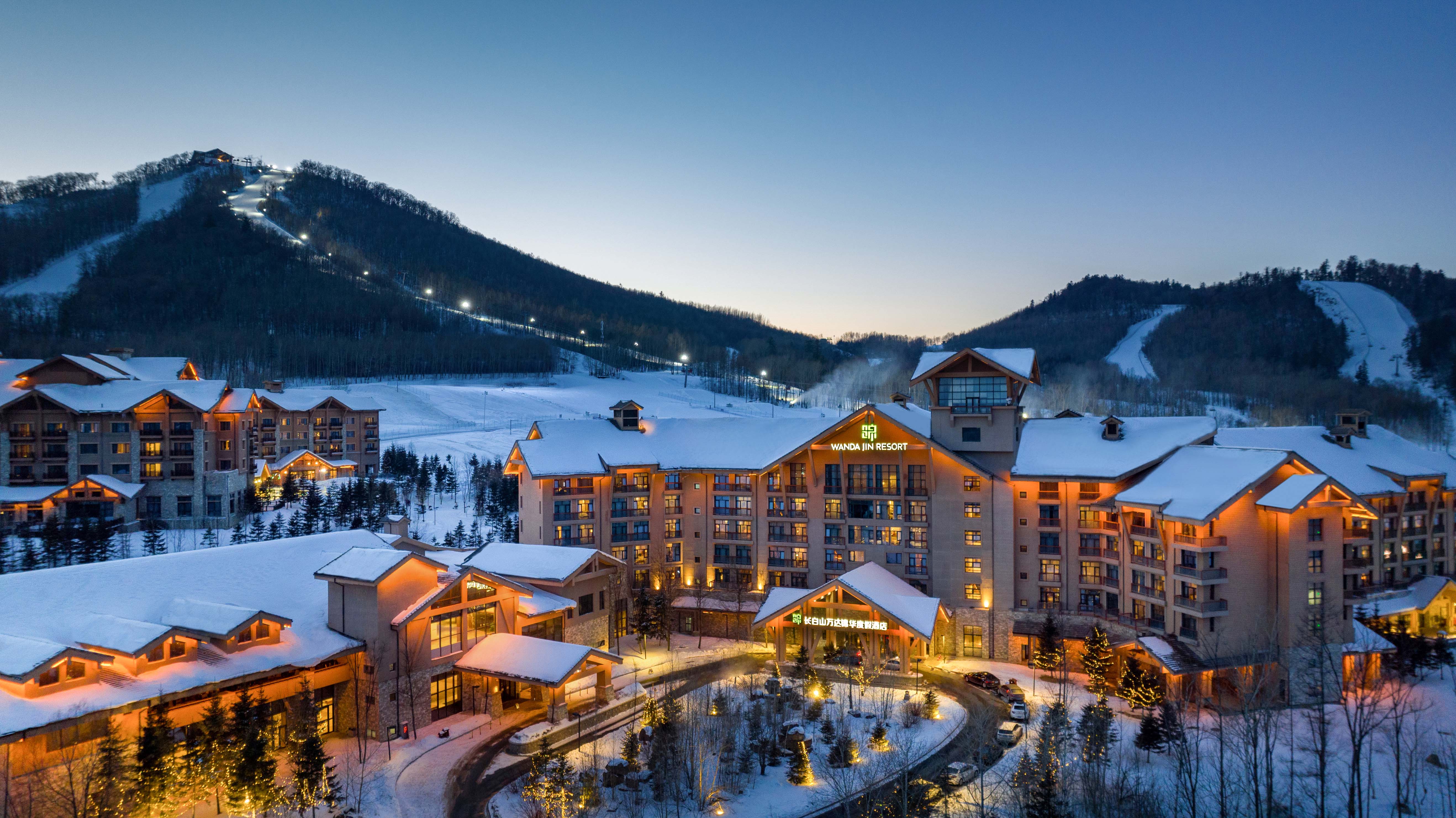 长白山万达锦华度假酒店×两晚套餐·含雪地摩托+冰钓+万达滑雪门票+汉拿山温泉+水乐园