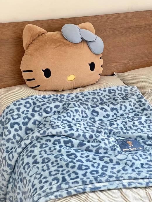 抱枕盖毯二合一！野兽家×Hello kitty联名法兰绒多功毯抱枕毯 居家办公室披肩午睡毯车载玩偶 圣诞新年礼物 商品图8