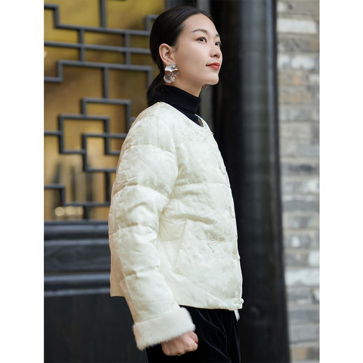 「自」全新升级【铂金会员569/天猫769/差价200】(10107)洛诗琳新中式风短款羽绒服2025冬季重工刺绣国风保暖短外套 商品图3