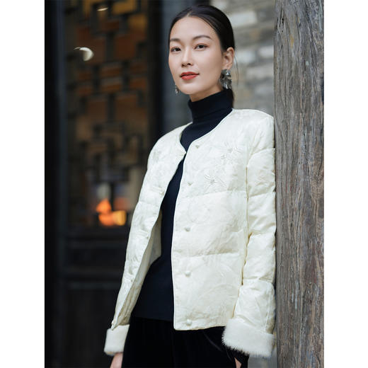 「自」全新升级【铂金会员569/天猫769/差价200】(10107)洛诗琳新中式风短款羽绒服2025冬季重工刺绣国风保暖短外套 商品图1