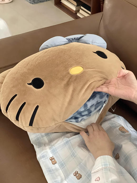 抱枕盖毯二合一！野兽家×Hello kitty联名法兰绒多功毯抱枕毯 居家办公室披肩午睡毯车载玩偶 圣诞新年礼物 商品图6